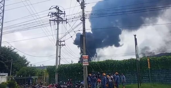 融可赢配 厄瓜多尔一炼油厂发生火灾 现场黑烟滚滚